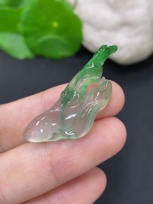 F46552158 翡翠年年有余挂件 货品总重量约4克