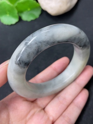H46574707 和田玉正圈手镯    圈口52.8    货品总重约90g   含其他矿物成份