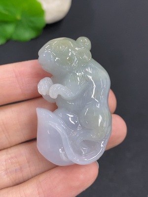 F41926401 翡翠福鼠运财挂件 货品总重量约38克