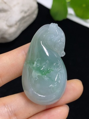 F42978321 翡翠钱袋挂件 货品总重约18.04克