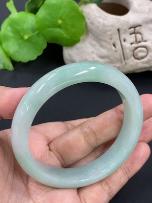 F45350274 翡翠正圈手镯 货品总重约58.57g 57.1圈口