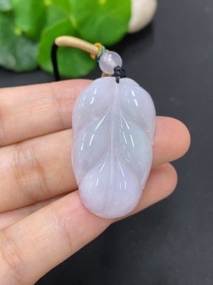 F46594819 翡翠叶子挂件 货品总重约10.66g 配珠非A