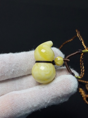 C46537143 琥珀蜜蜡挂件 货品含绳总重约6.26克