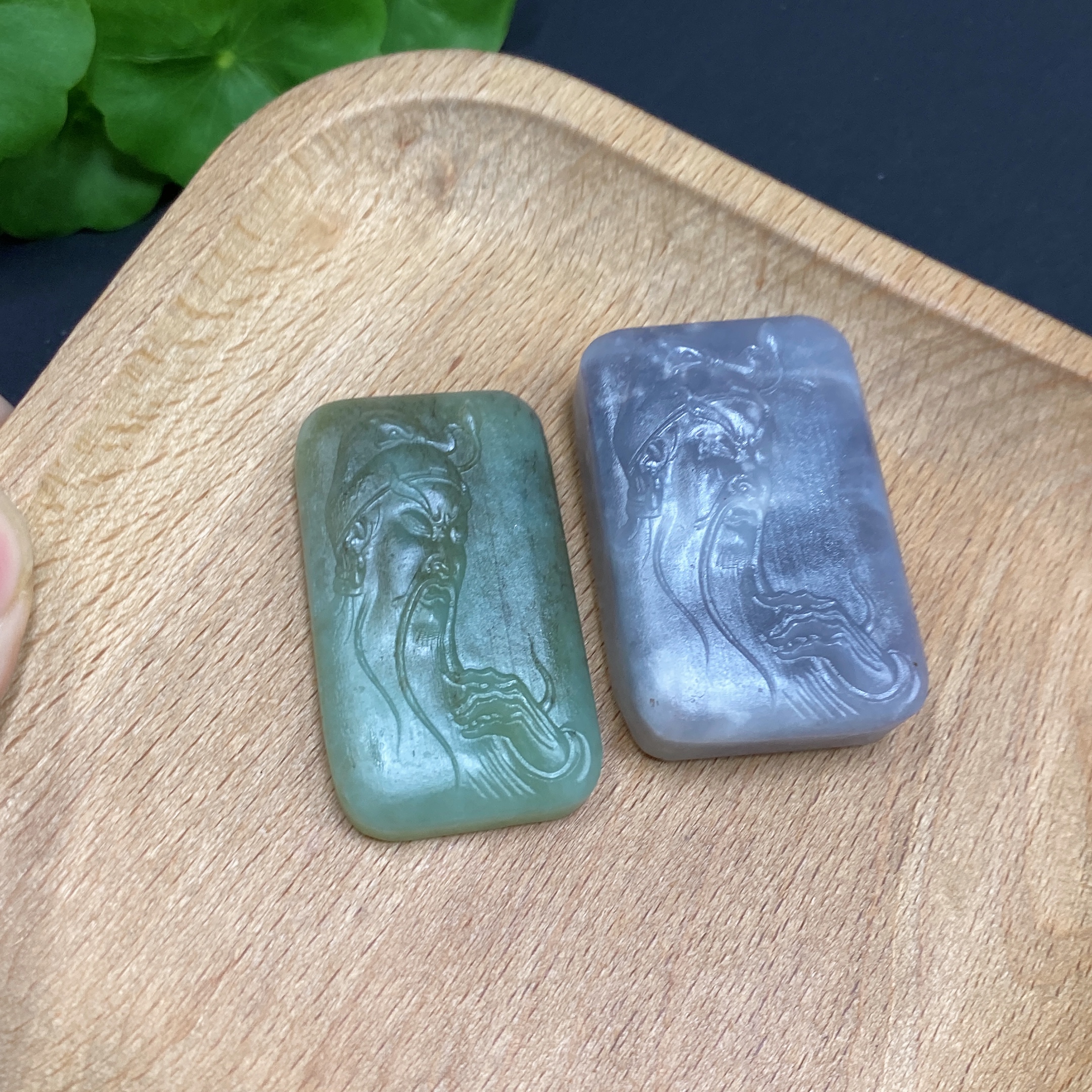 H33938705 Hetian Jade Pendant Guan Gongania玉石的货品名翻译成英文是：Hetian Jade Pendant Guan Gong Total Weight Approx. 67g