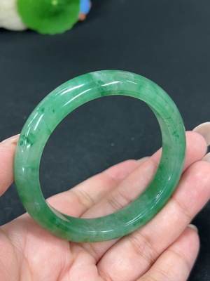 H40766782 非洲翠(独龙玉)正圈手镯 圈口55 货品总重约40.9g