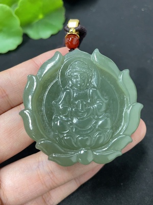 H46574532 和田玉挂件   观音   货品总重约（含绳）55.2g   配珠非和田玉