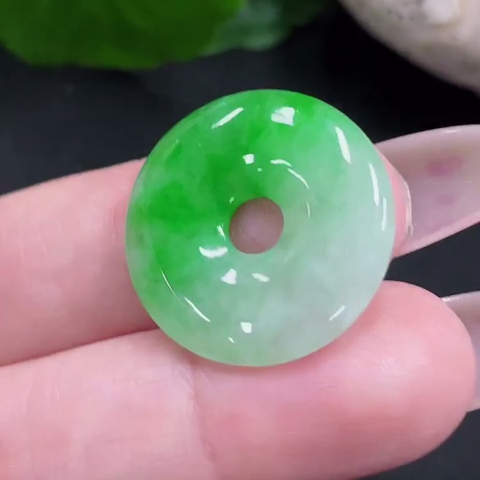 F34069000 Jadeite Peace Knot Pendant, Total Weight Approximately 3.5g