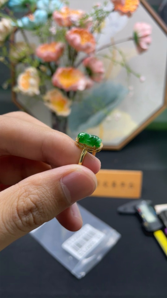 F31599715 Jadeite inlaid with 18k gold, total weight approximately 1.64g, size 13, set with diamonds