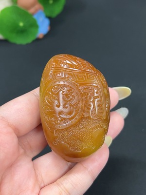 H41947039 和田玉手把件 龙行天下 货品总重约151.2g 皮色成因未定 电子收藏证书