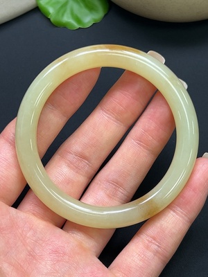 H46529034 和田玉圆条手镯 圈口51mm 总重约27.36g