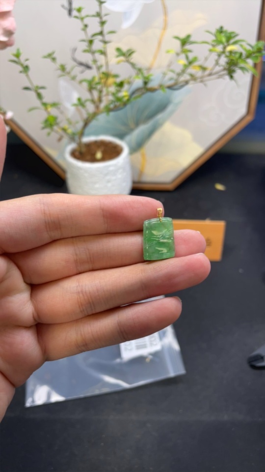 F32807302 Jadeite Pendant with Continuous Ascendancy Design 18k Gold Clasp Total Weight Approximately 1.2g