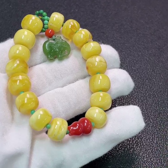 C34007396 Amber Beeswax Bracelet with Hetian Jade + Red Agate (Non-natural stones considered, total weight approx. 16.12g, size about 11.6mm)
