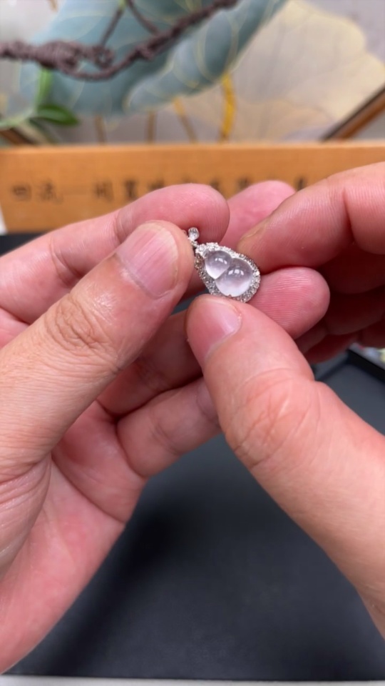 F31684856 Jadeite Gourd Pendant with 18K Gold Mount, Total Weight Approx. 2.4g (Set with Diamonds)