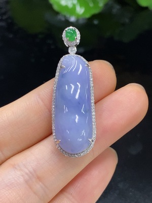 F27120788 Jadeite Bean Pendant with 18K Gold and Diamond Accents, Total Weight Approx. 5.91g