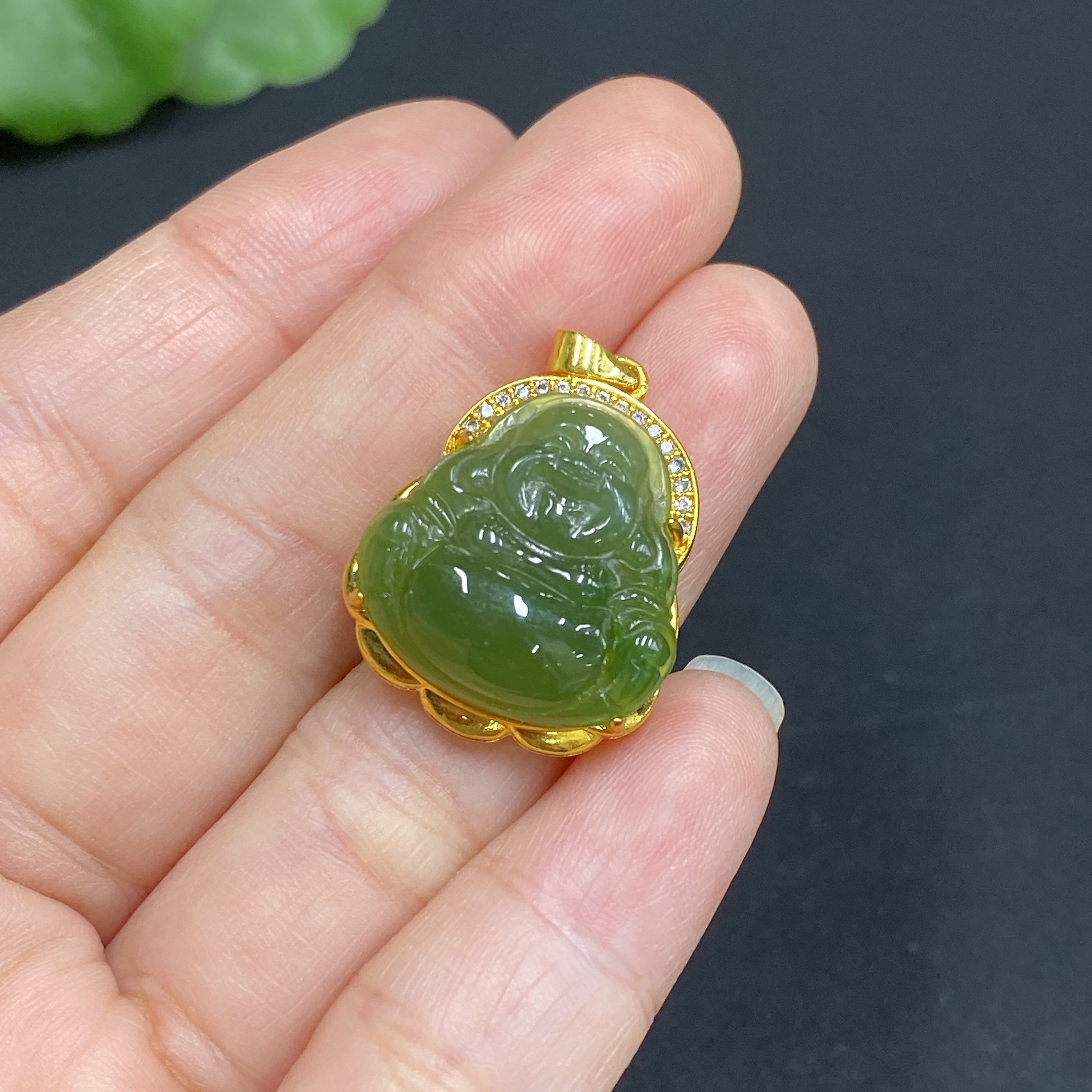 H34985945 Hetian Jade Jasper Inlaid Pendant, Buddha Figure, Total Weight Approx. 3.2g, Suspected Gold-Plated