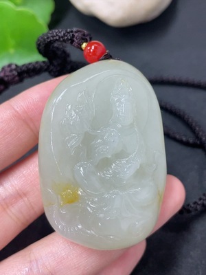 H43115658 和田玉挂件 观音 皮色成因未定 非金    货品总重约（含绳）60.7g