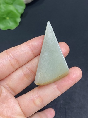 H33879372 和田玉挂件          货品总重约16.9g    皮色成因未定    含其他矿物成份