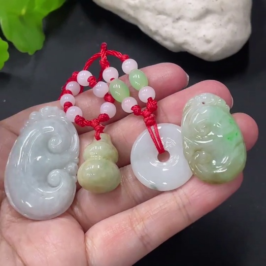 F31631979 Jadeite Pendant, Color Origin Undetermined, Non-A Grade Beads