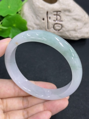 F45435592 翡翠正圈手镯  货品总重约54.5g  圈口60