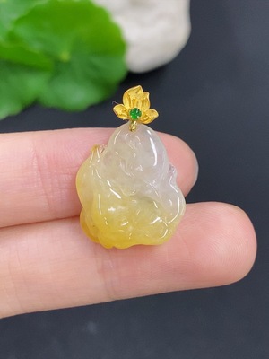 F41933949 翡翠九尾狐挂件 18k金扣头 货品总重量约3克