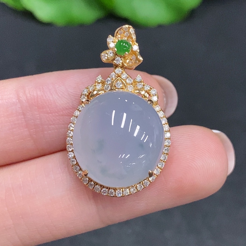 F34003632 Jadeite Cabochon Pendant with 18K Gold and Diamond Accents, Total Weight Approximately 7g