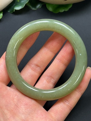 H46529430 和田玉圆条手镯 圈口53.5mm 总重约49.34g