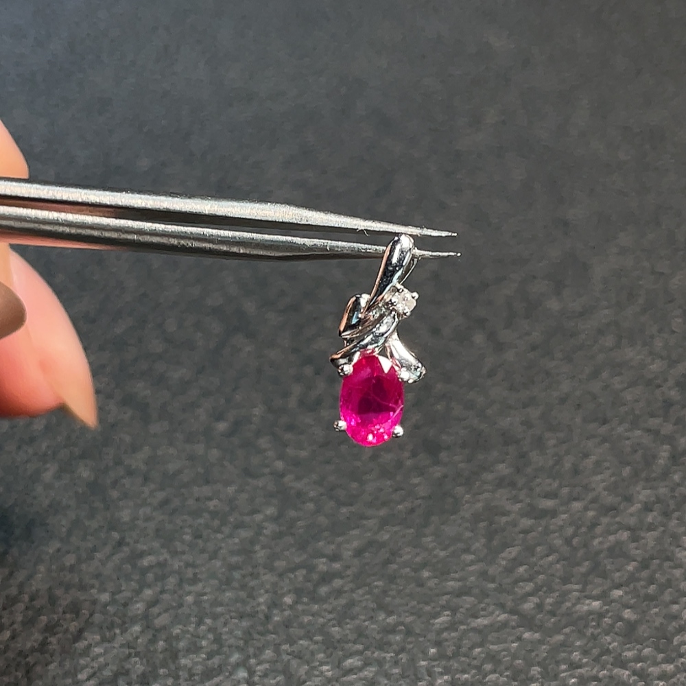 C32784101 18K Gold Ruby Pendant with Diamond Accents, Total Weight Approx. 1.05g
