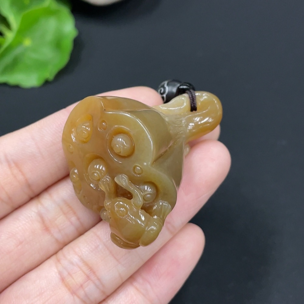 H29389370 Hetian Jade Pendant Lotus Seedpod