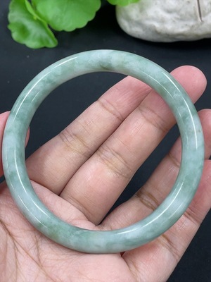 F42953284 翡翠圆条手镯 圈口56mm 货品总约重33.52g