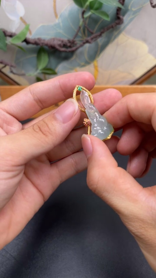 F33839447 Jadeite Guanyin Inlaid Pendant with 18K Gold and Diamond Accents, Colorless, Total Weight Including Chain Approximately 7.2g