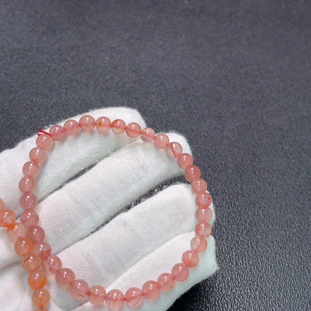 C32816580 The southern red agate bracelet contains visible organic matter, with a total weight of approximately 17 grams, sold as a lot.