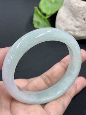 F42974159 翡翠正圈手镯  货品总重约52.79g 53.8圈口