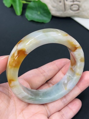 F46545910 翡翠正圈手镯 货品总重约83.3g 颜色成因未定 56.3圈口
