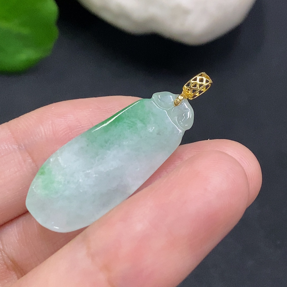 F34022279 Jadeite Auspicious Melon Pendant with 18K Gold Clasp, Total Weight Approximately 3.4g