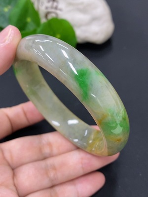 F46526196 翡翠正圈手镯 货品总重量约68.5克 圈口59 颜色成因未定