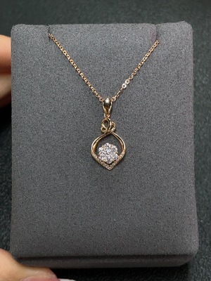 Z41930981 钻石镶嵌吊坠  18k金  货品含链重约2.99克  印记  D0.06ct  d0.21ct