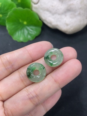 F46550460 翡翠甜甜圈挂件 货品总重约2.4g 含其它矿物成分