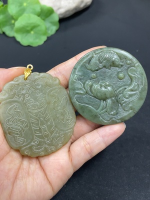 H41908866 和田玉挂件    荷花鱼   仿古牌   非金镶   货品总重约（含绳）74.1g    配珠非和田玉