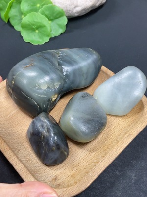 H42954303 和田玉 皮色成因未定 货品总重约420g