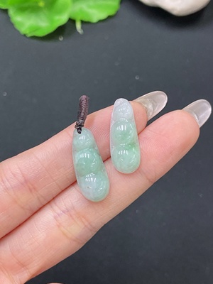 F35189103 翡翠福豆挂件一手走