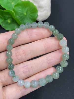 F46552947 翡翠手串 货品总重量约13.5克 卡6.9mm左右