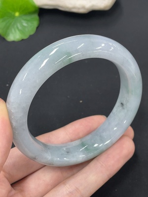 F41949376 翡翠正圈手镯 含有色抛光粉 货品总重约83.62g  圈口58.3