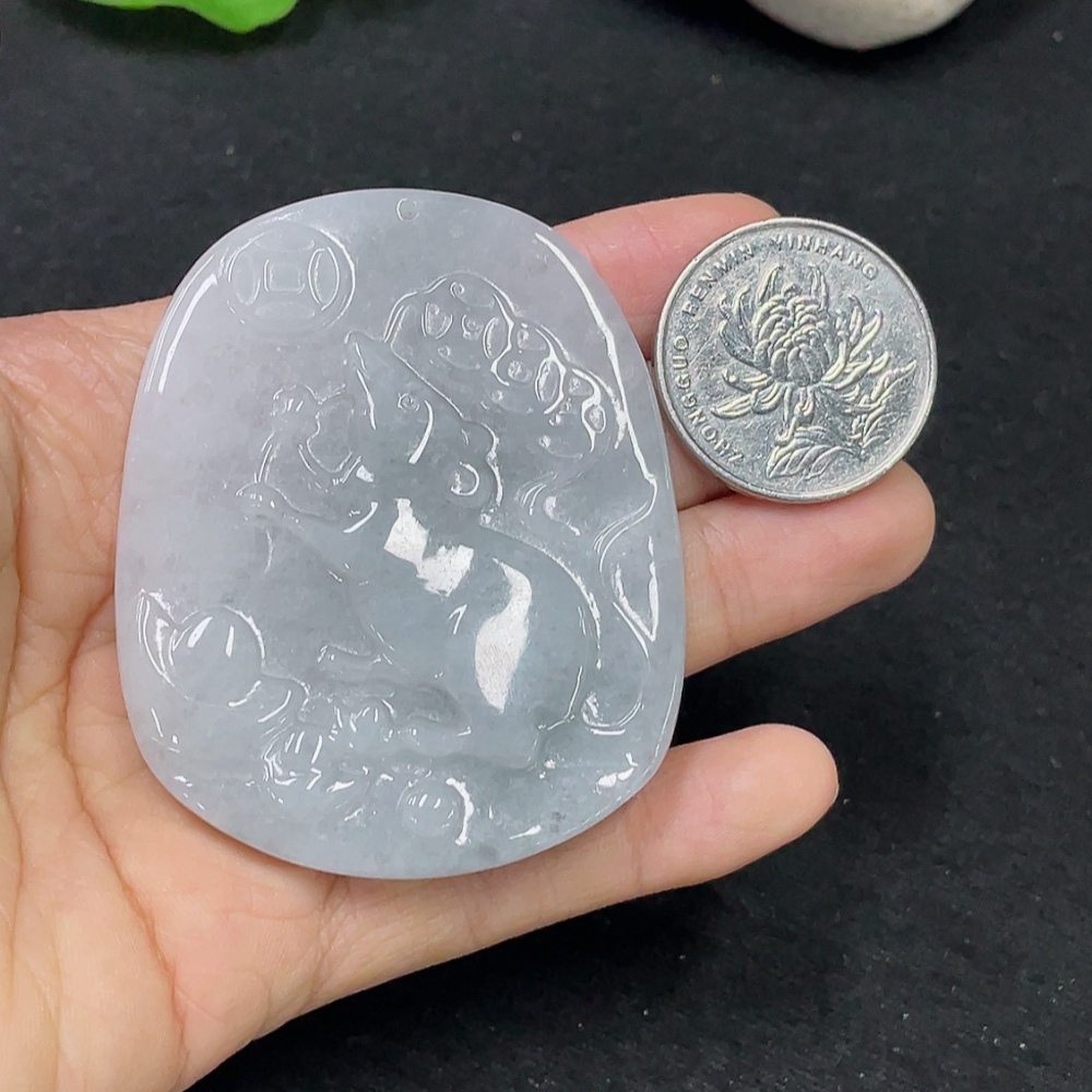 F31636927 Jadeitependant with a total weight of approximately 35.63g