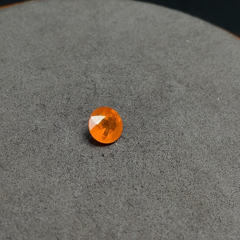 C34066112 Garnet loose stone total weight approximately 3.40 carats