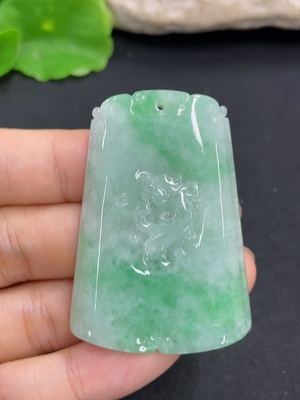 F46516092 翡翠挂件          货品总重约23.8g