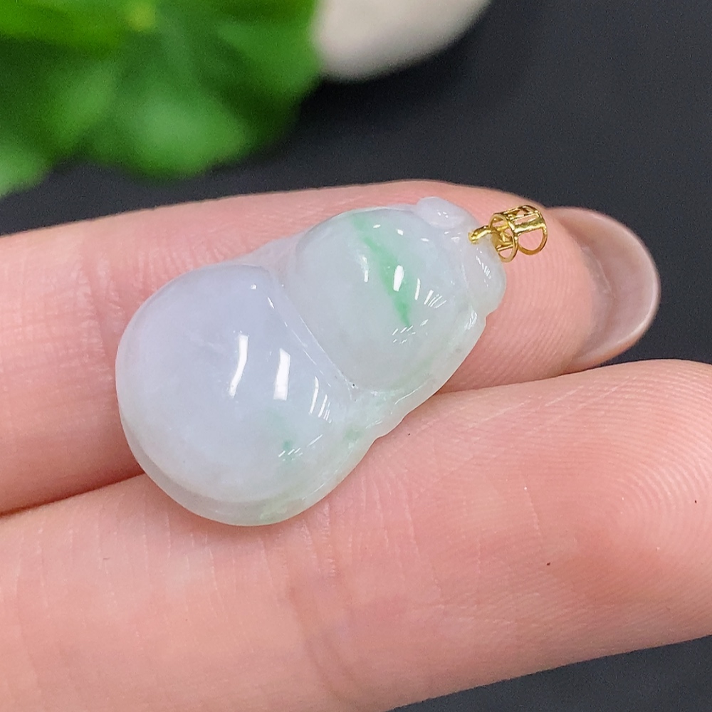 F34060496 Jadeite Gourd Pendant with 18K Gold Clasp, Total Weight Approximately 2.7g
