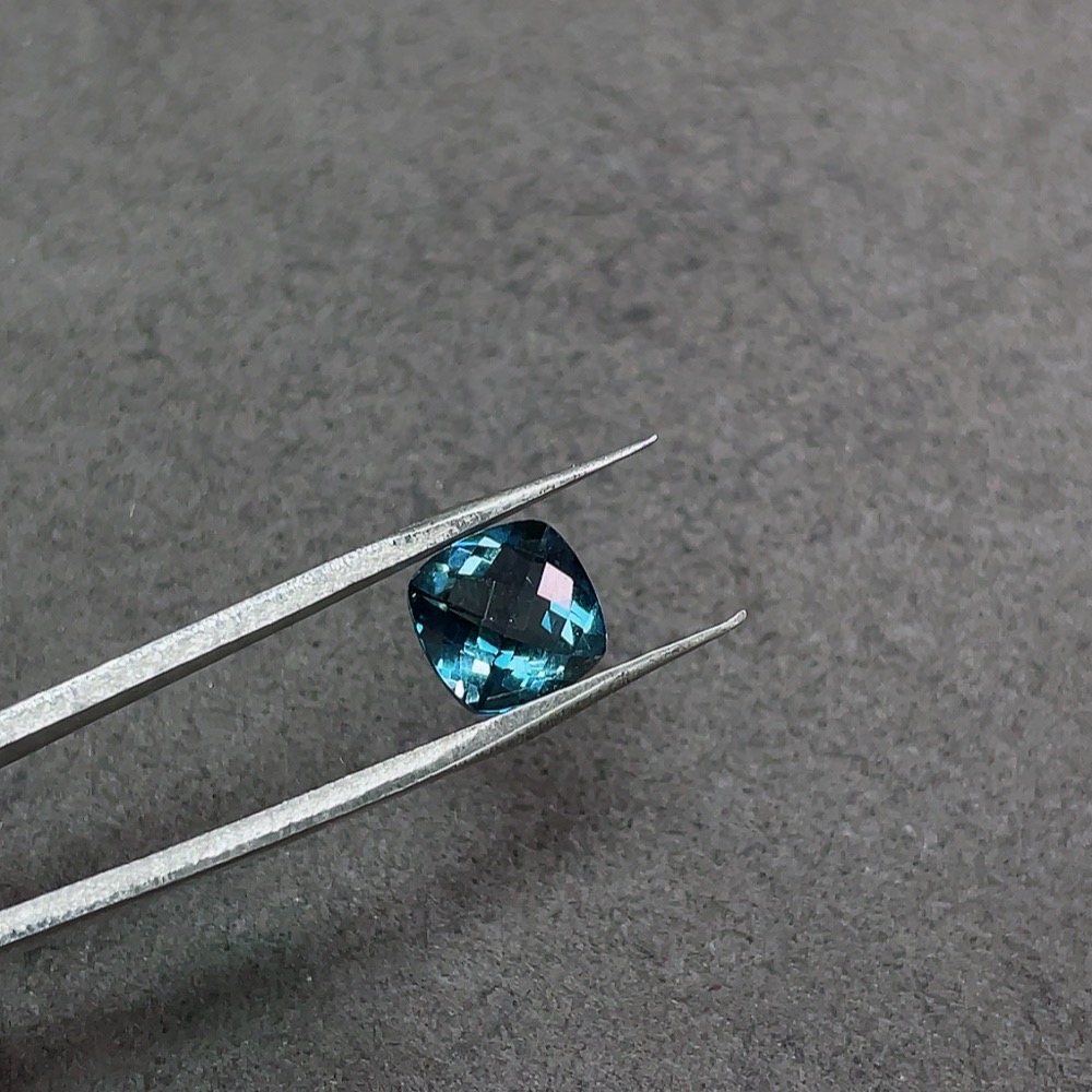 C33923135 Topaz Rough Stone, Color Origin Undetermined, Total Weight Approximately 2.725 Carats