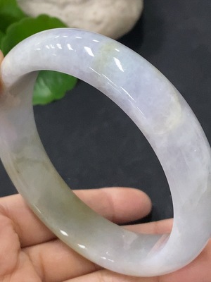 F35116645 翡翠正圈手镯 圈口59mm 货品总约重71.34g 有断裂
