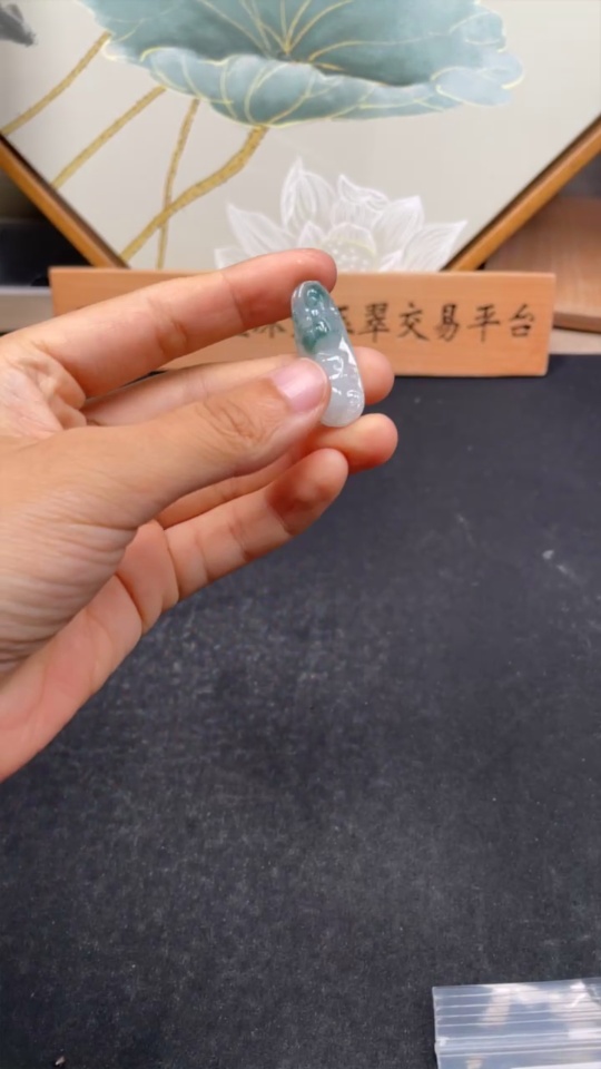 F29376891 Jadeite Auspicious Beast Pendant Total Weight: Approx. 5.98g