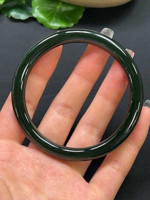 H46530078 和田玉圆条手镯 圈口59.6mm 总重约31.11g
